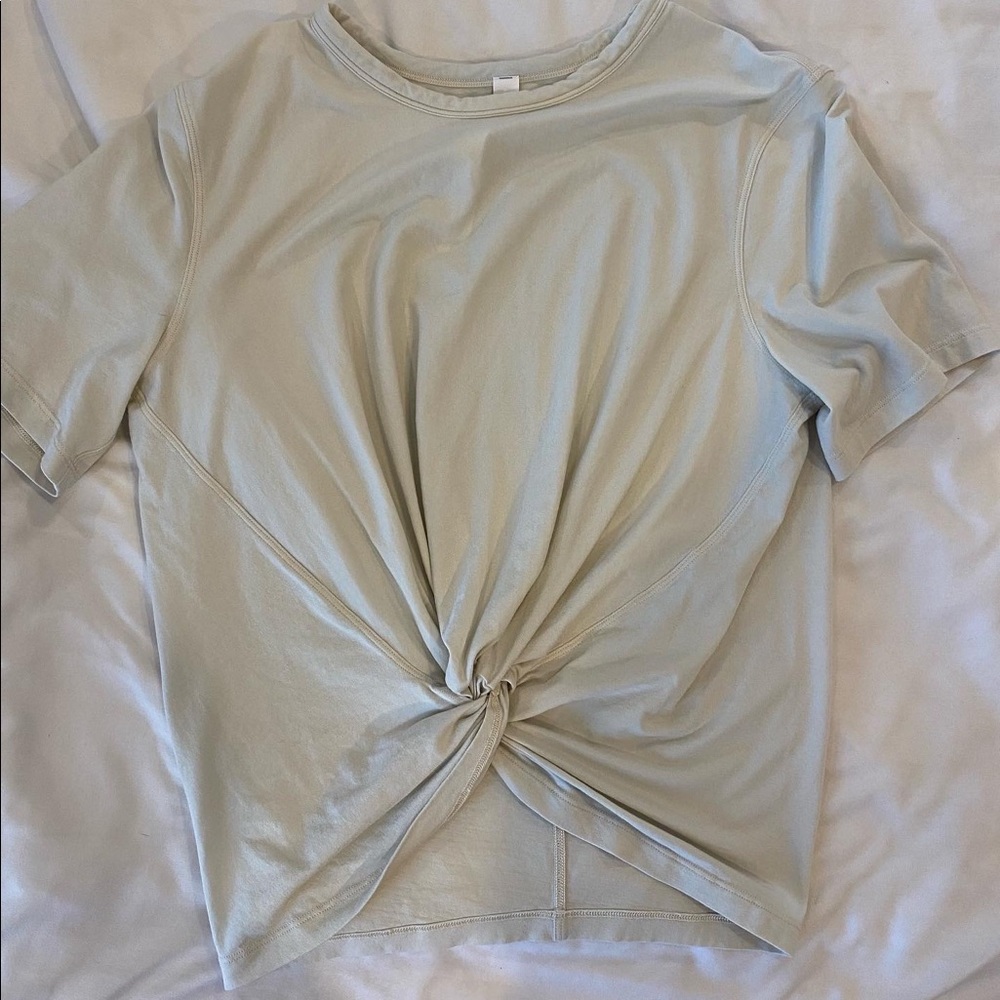 Lululemon cream tshirt, size 6!